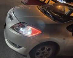 Toyota Yaris элемент маски стекла, подсветка