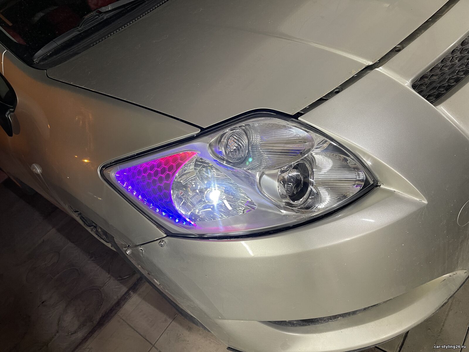 Toyota Yaris элемент маски стекла, подсветка