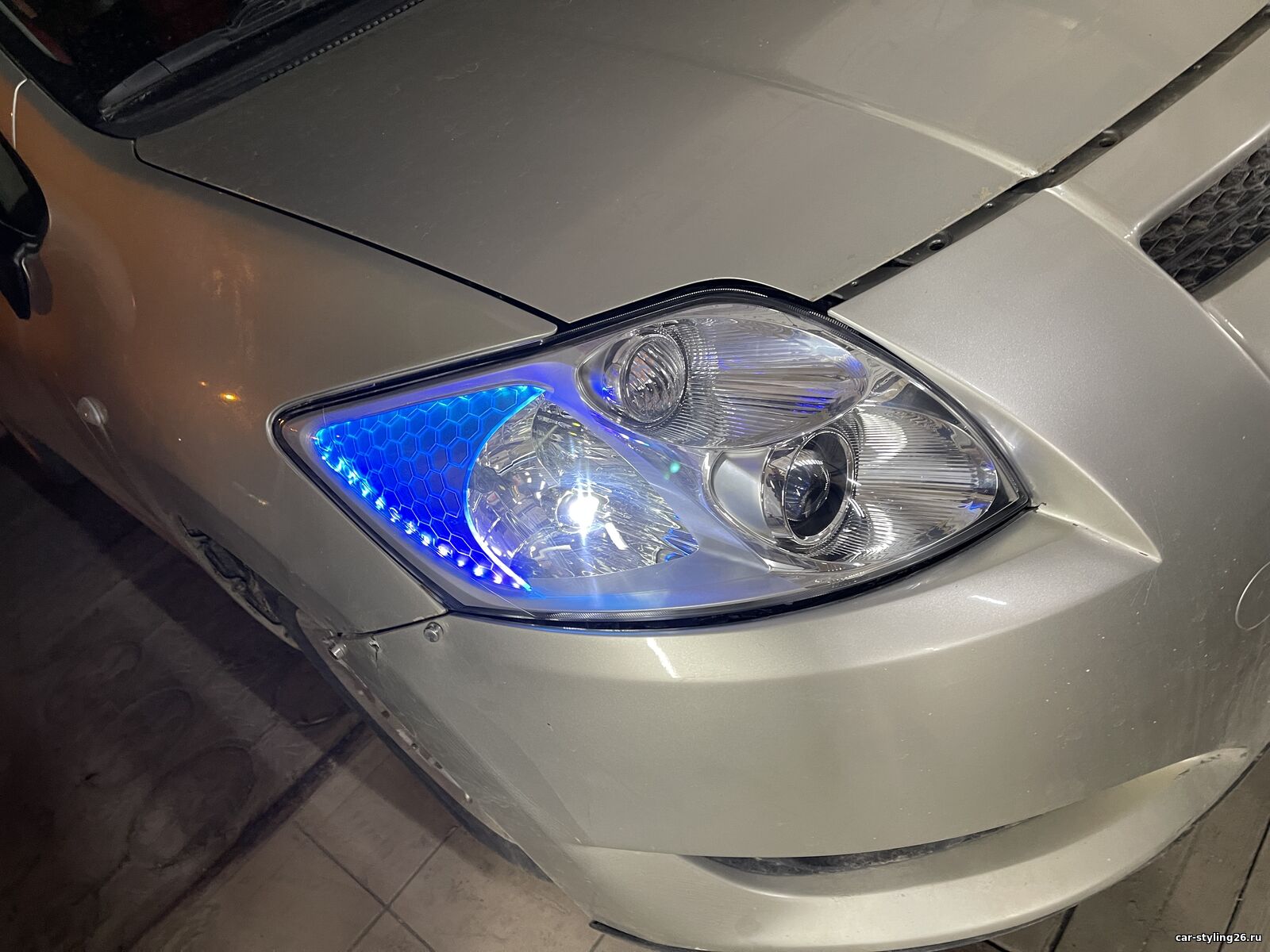 Toyota Yaris элемент маски стекла, подсветка
